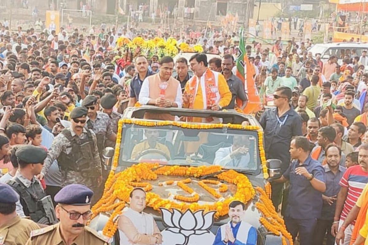 रोड शो में भाजपा प्रत्याशी अनंत ओझा के साथ हिमंता बिस्वा सरमा