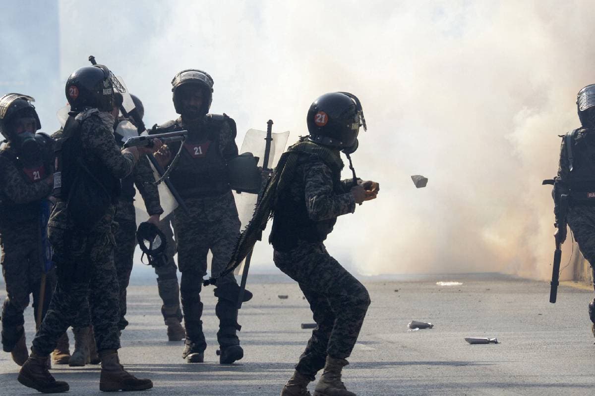 Pakistan Protests Video : दागे गए गोले तो भागी इमरान खान की पत्नी बुशरा बीबी, पढ़ें प्रदर्शन से जुड़ी 10 बड़ी बातें