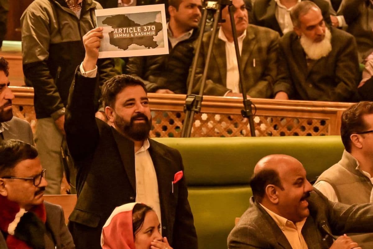 Jammu Kashmir Assembly: जम्मू-कश्मीर विधानसभा में अनुच्छेद 370 पर हंगामा, विशेष दर्जा बहाली को लेकर हाथापाई