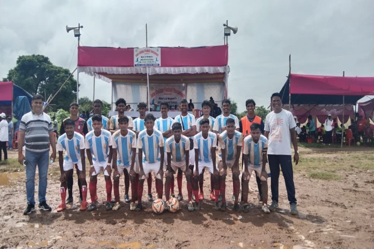 Chaibasa News: यूनिवर्सिटी फुटबॉल टूर्नामेंट में खेलने से वंचित रहे केयू के खिलाड़ी, जानें क्या है वजह
