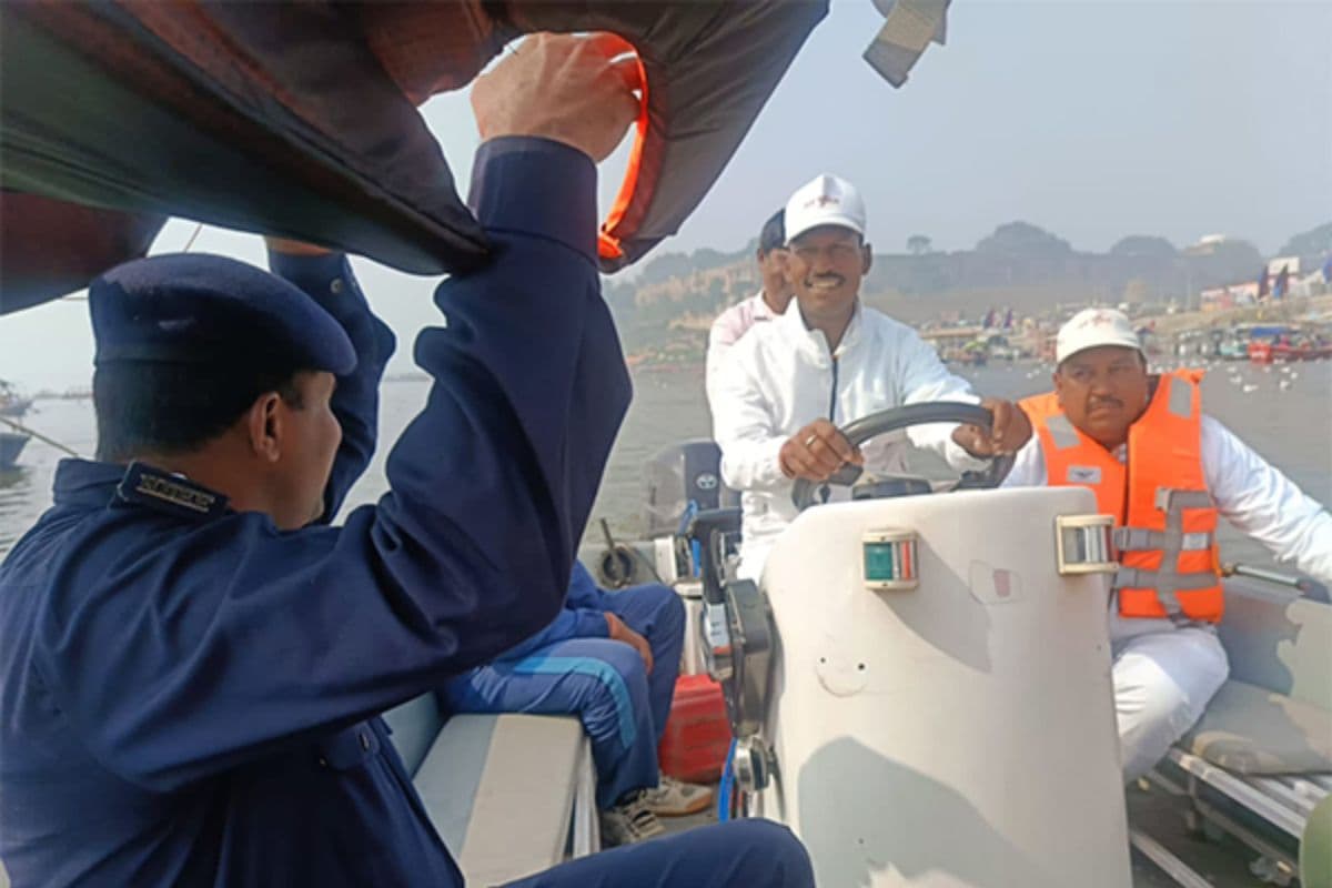 Mahakumbh 2025: सुरक्षा में तैनात रहेंगे 220 हाईटेक गोताखोर और 700 नावें, 24×7 रहेगी नजर