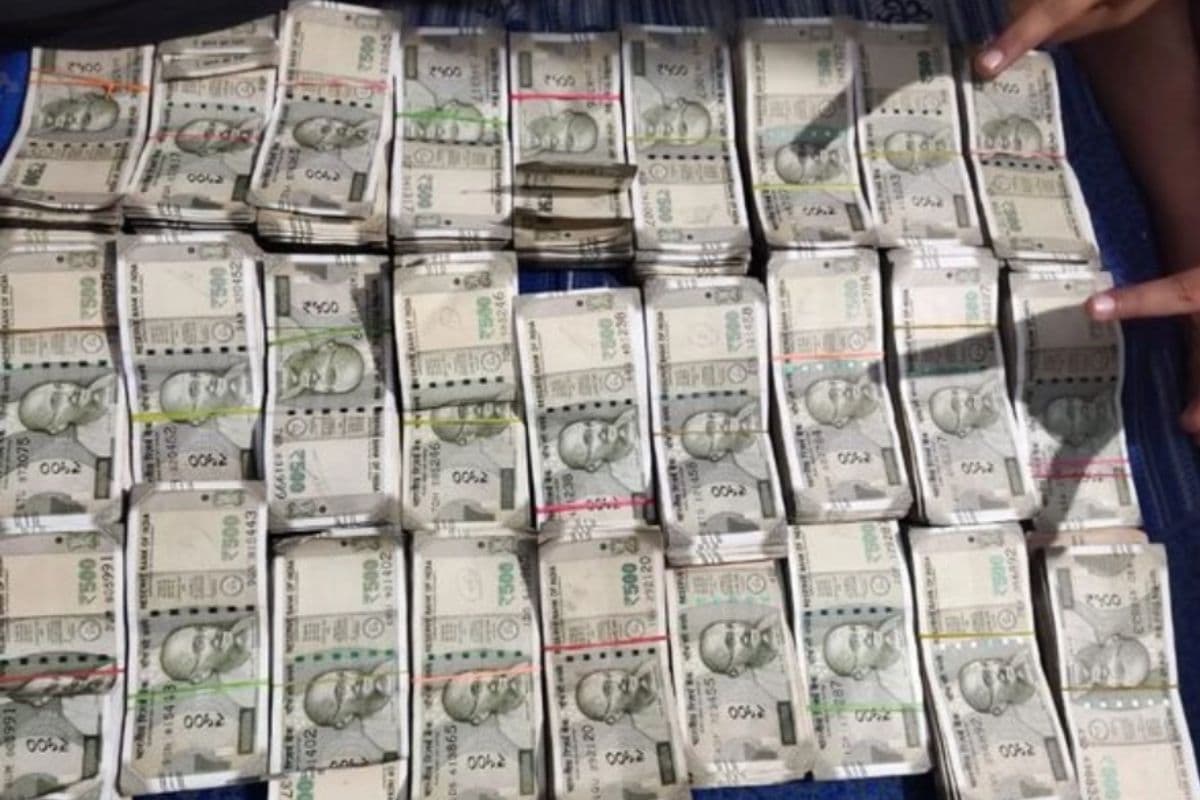 Maharashtra Election: महाराष्ट्र चुनाव से पहले पालघर में वैन से 3.70 करोड़ रुपये कैश बरामद, 2 गिरफ्तार