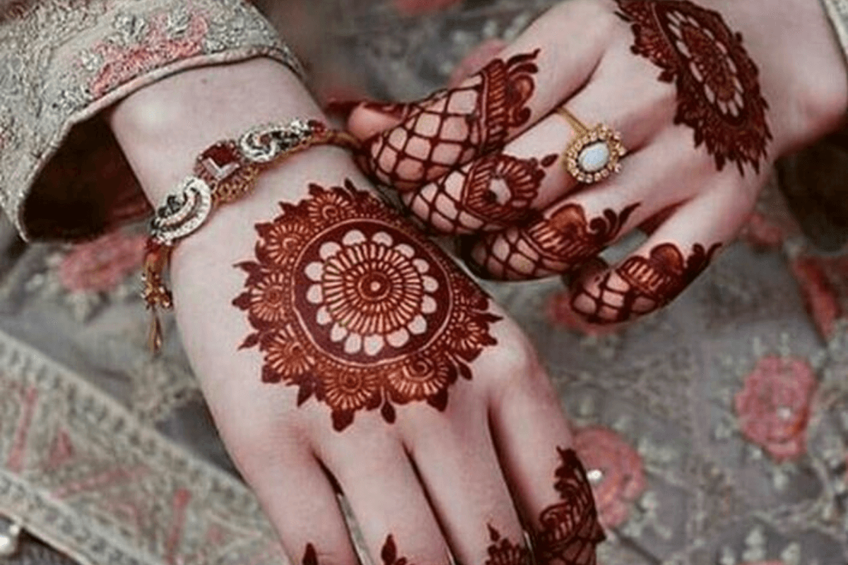 Easy & Beautiful Mehndi Design For Bride: दुल्हन के हाथों की रौनक बढ़ाएगी ये आसान और खूबसूरत मेहंदी डिजाइन