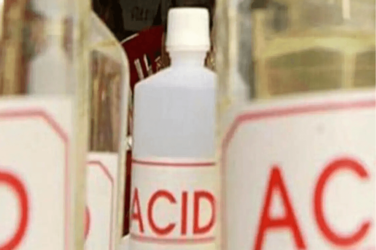 Muzaffarpur News: छोटे ने बड़े भाई पर फेंका तेजाब, पिता-पुत्र समेत तीन झुलसे 