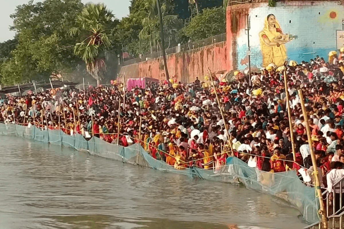 Muzaffarpur News: बूढ़ी गंडक के दोनों तरफ छठ घाट, निजी नाव पर रोक
