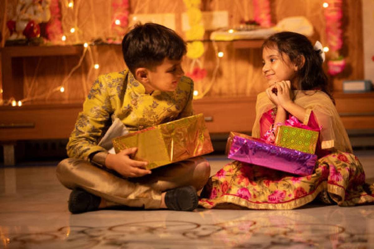 Bhai Dooj 2024 Gift Ideas: बहनों को देने के लिए सस्ते गिफ्ट आइडिया, काम की है ये चीज