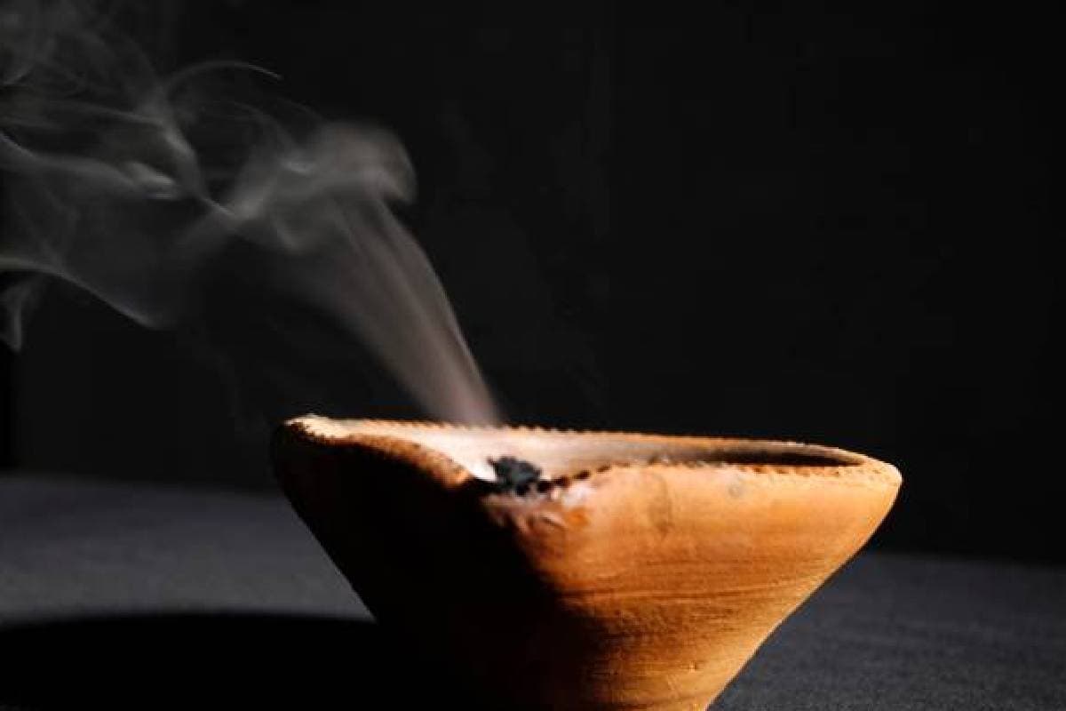 Diwali: लक्ष्मी पूजा के बाद दीयों का क्या करें? भूलकर भी न करें ये गलती