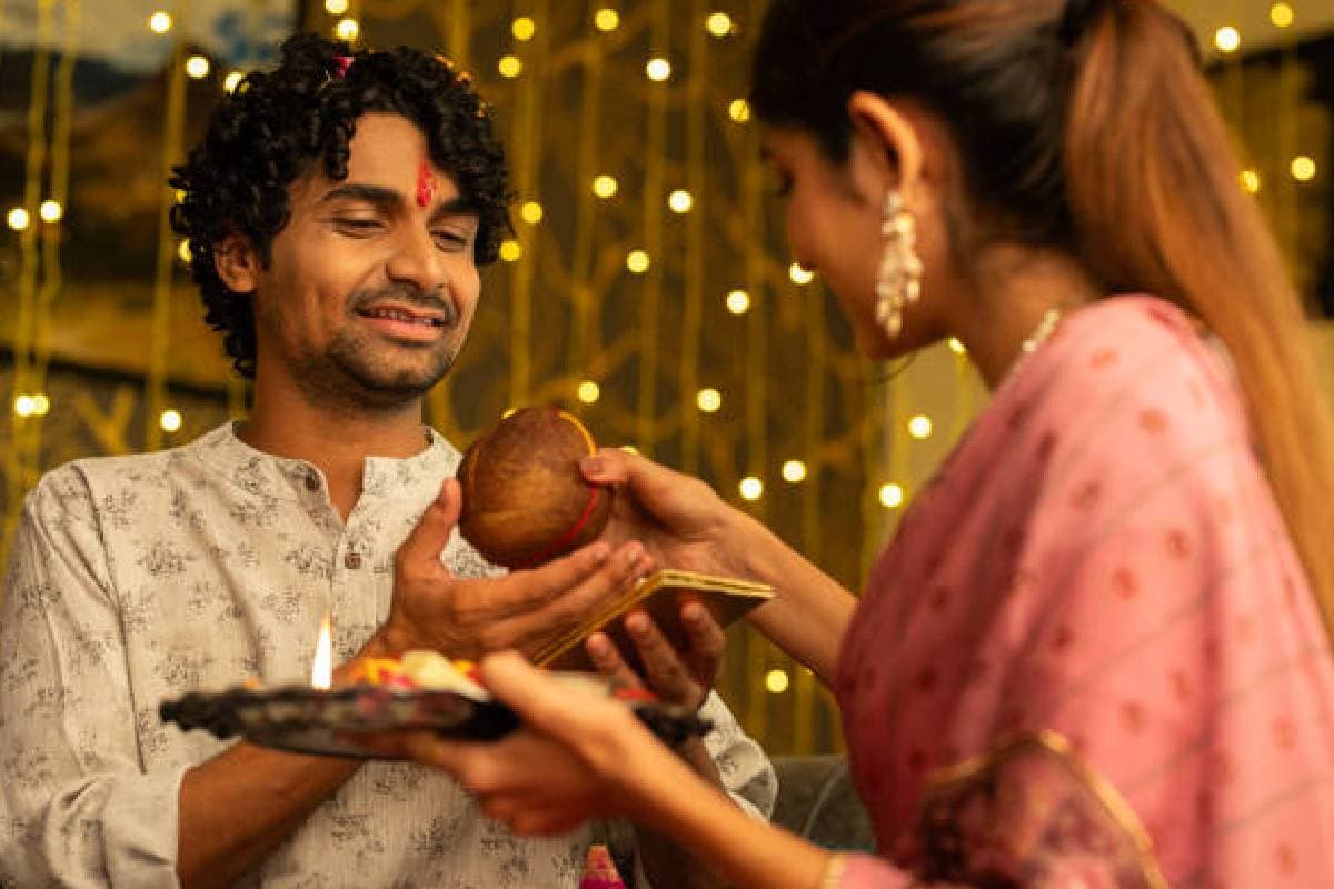 Bhai Dooj 2024: भाई दूज पर तिलक का है विशेष महत्व, इस पूजा का नियम और विधि