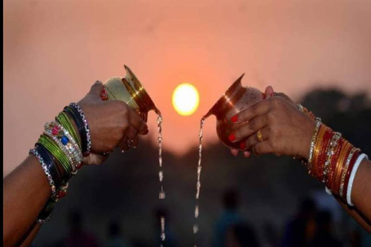 पिता जैसा देवता और देवता जैसा पिता.. दूर रहकर भी हमारे साथ रहते हैं सूर्य, इन वजहों से कहलाते हैं जगत के पिता...