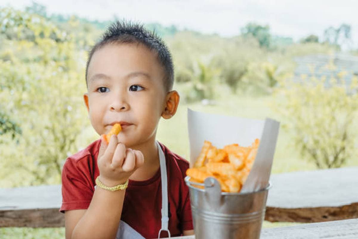 Baby Food: 0 से 5 साल के बच्चे को न खिलाएं ये चीजें, ग्रोथ पर पडे़गा असर