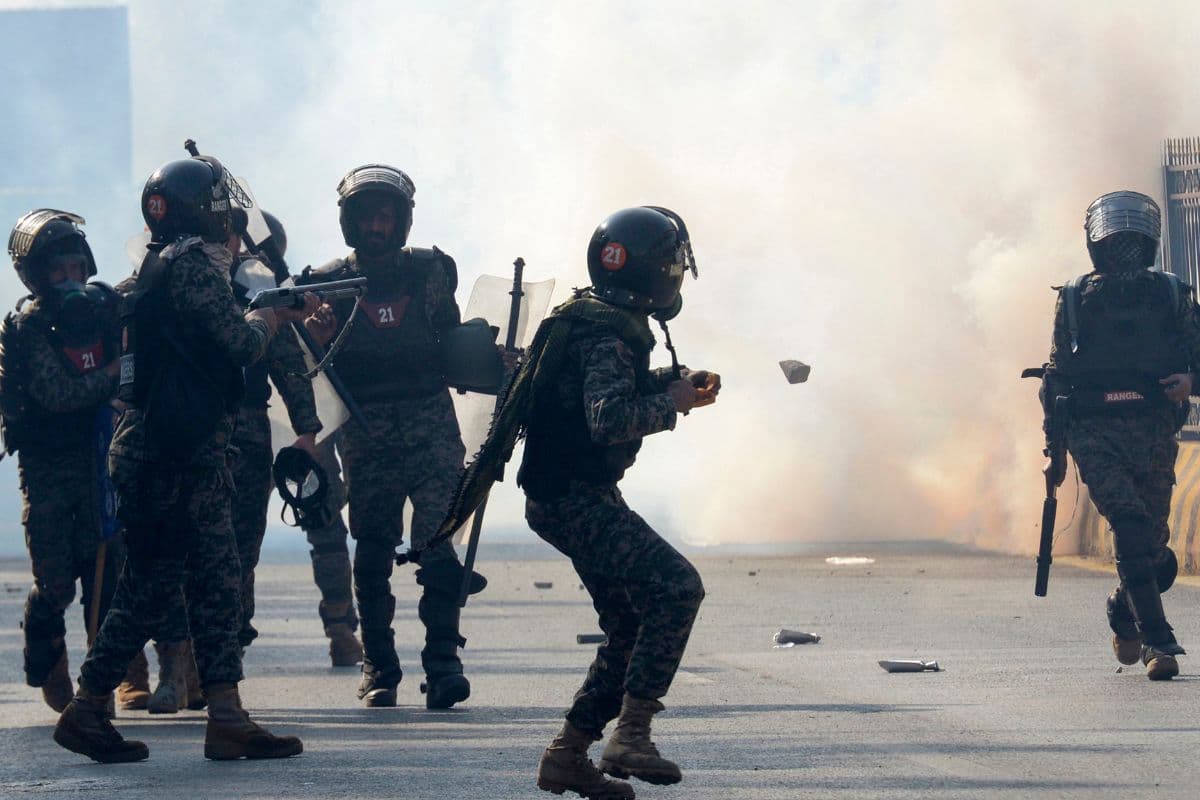 Pakistan Violence: इमरान समर्थकों का भारी बवाल, 'शूट एट साइट' का आदेश, हिंसा में 6 सुरक्षाकर्मियों की मौत, देखें VIDEO