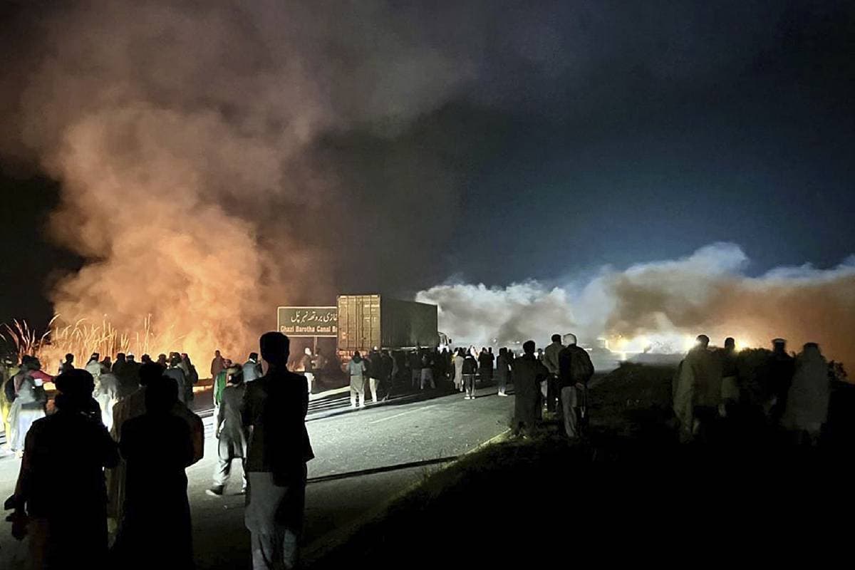 Pakistan Violence Video : इमरान खान के समर्थकों का हिंसक हुआ प्रदर्शन, पुलिस पर निकाल रहे गुस्सा, देखें वीडियो