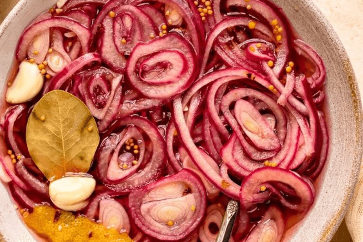Pink Onion Salad Recipe: घर पर बनाएं रेस्टोरेंट जैसे Pink Onion Salad Pink Onion Salad Recipe: घर पर बनाएं रेस्टोरेंट जैसे Pink Onion Salad