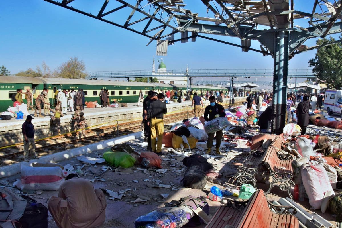 Quetta Railway Station Blast: बलूच लिबरेशन आर्मी ने पूरा रेलवे स्टेशन उड़ा डाला, अब तक 26 की मौत