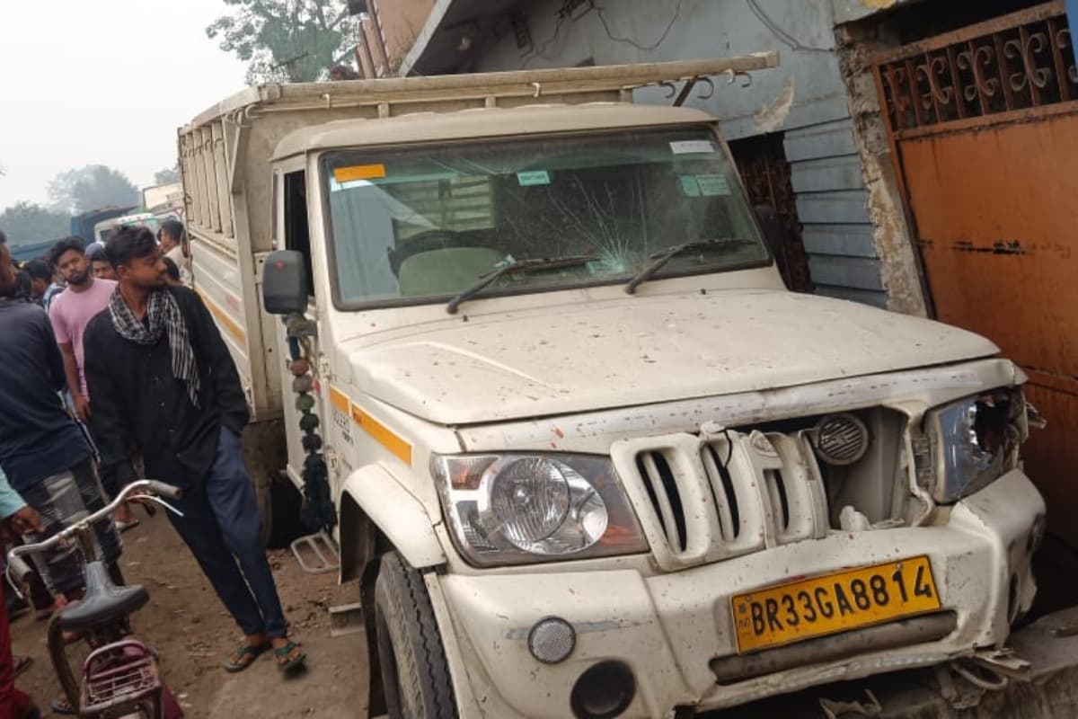 धनबाद में दर्दनाक सड़क हादसा, एक ही परिवार के तीन लोगों को पिकअप वैन ने कुचला, आक्रोशित लोगों ने किया NH जाम