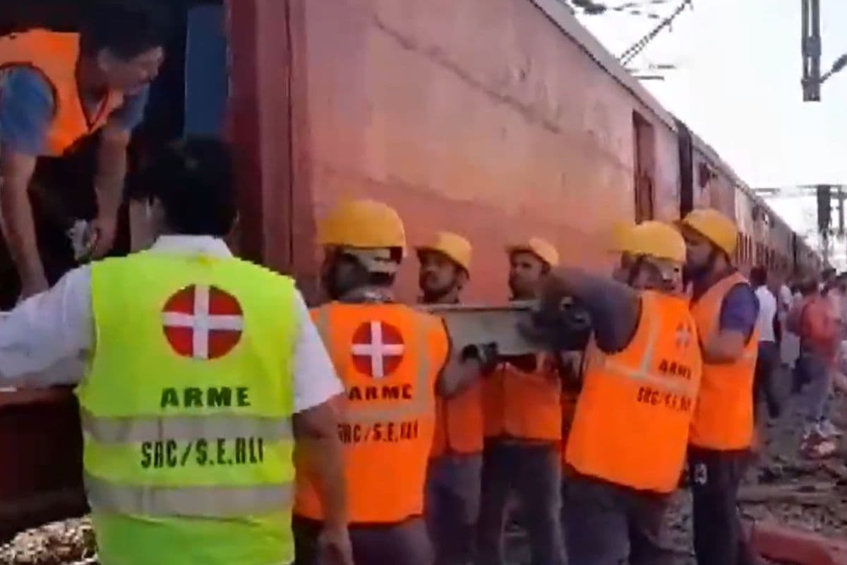 Rail accident in West Bengal: पश्चिम बंगाल में रेल हादसा, सिकंदराबाद-शालीमार एक्सप्रेस के 3 डिब्बे पटरी से उतरे