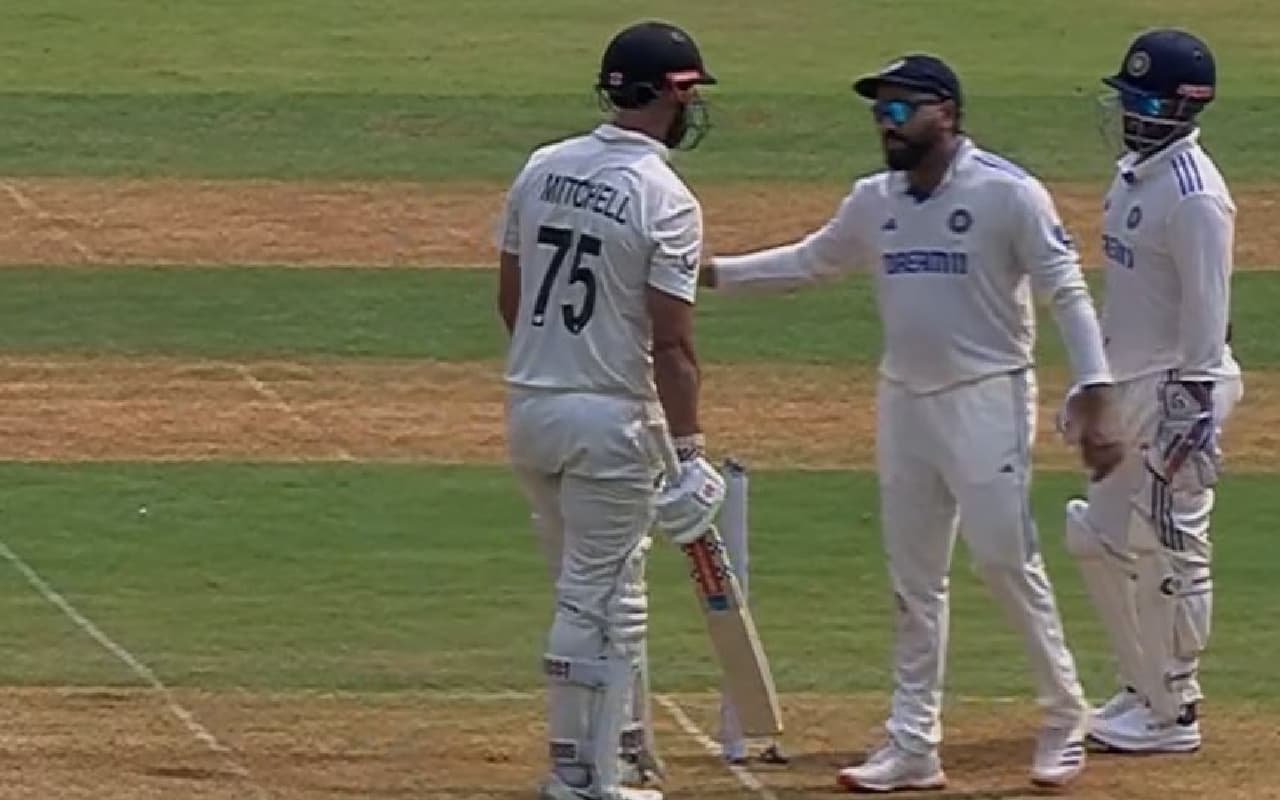 IND vs NZ: रोहित शर्मा और डेरिल मिशेल के बीच तीखी नोकझोंक, कुछ देर के लिए रुका खेल