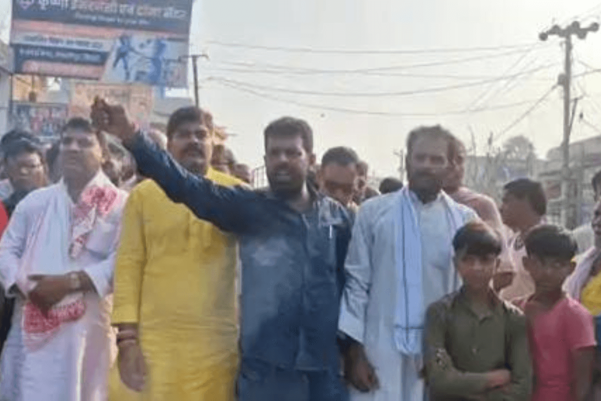 Samastipur News: शिक्षक की हत्या के विरोध में आक्रोशितों ने किया प्रदर्शन, बदमाशों की गिरफ्तारी की मांग