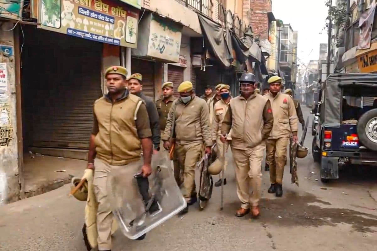 Sambhal Masjid Survey Dispute: संभल हिंसा की होगी न्यायिक जांच, अब तक 25 गिरफ्तार, 7 FIR, इंटरनेट ठप, स्कूल बंद