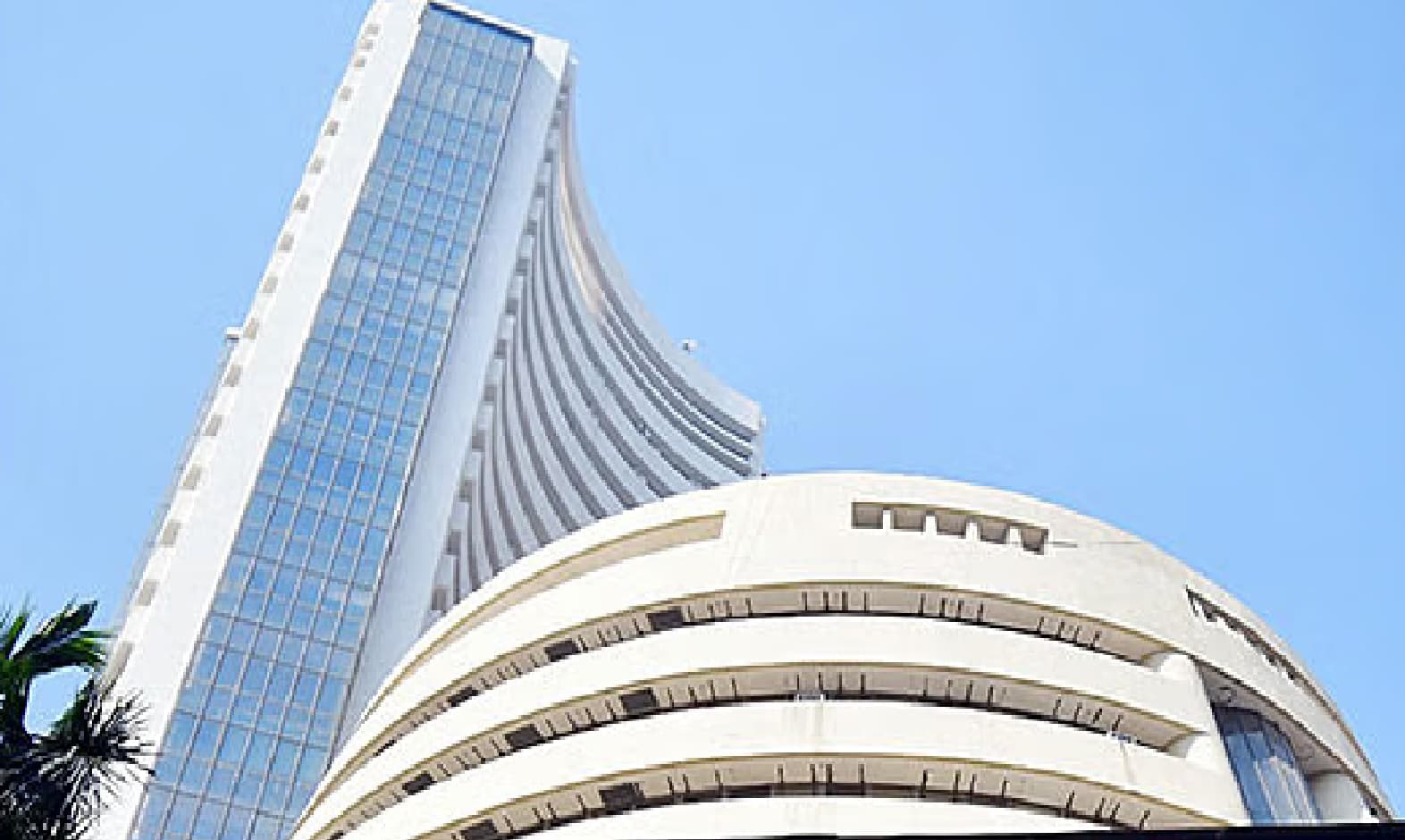 शेयर बाजार को शुरुआती गिरावट से मिली निजात, सेंसेक्स मामूली बढ़त के साथ बंद