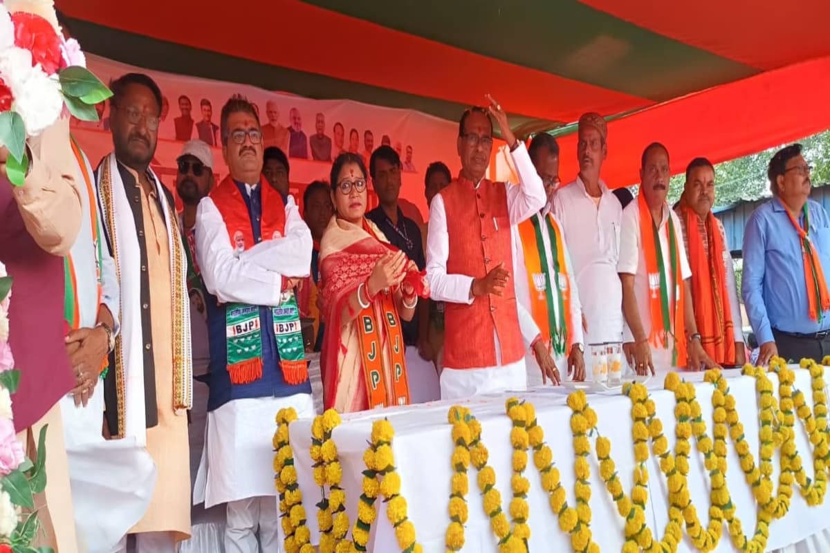 सिंदरी में JMM-कांग्रेस पर बरसे शिवराज सिंह चौहान, कहा- लुटेरी है झारखंड सरकार, 10 हजार करोड़ कर गई हजम