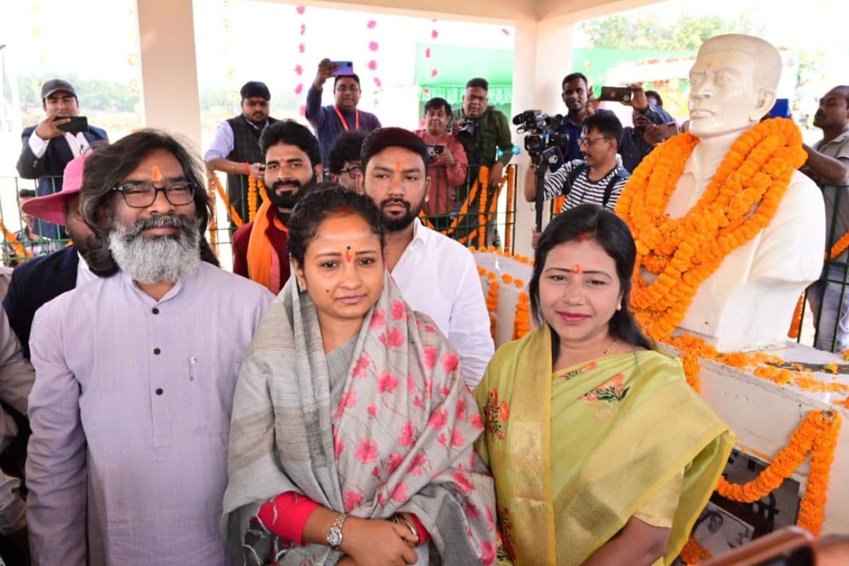 सोबरन सोरेन का शहादत दिवस: पहली बार नेमरा नहीं पहुंच सके शिबू सोरेन, हेमंत सोरेन ने ऐसे किया याद