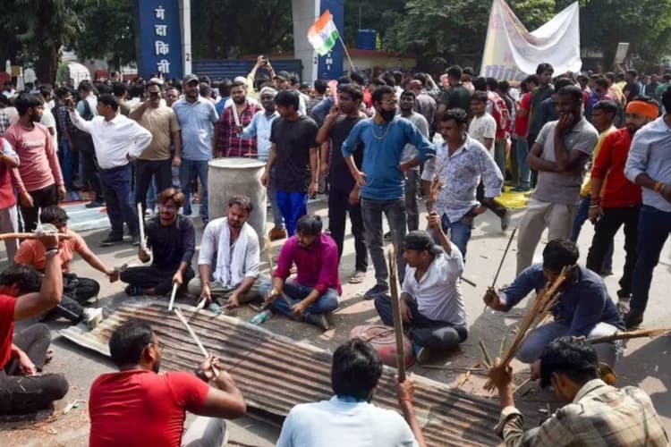 Student protest against UPPSC Exam: यूपीपीएससी परीक्षा फैसले के खिलाफ छात्रों का विरोध प्रदर्शन तीसरे दिन भी जारी