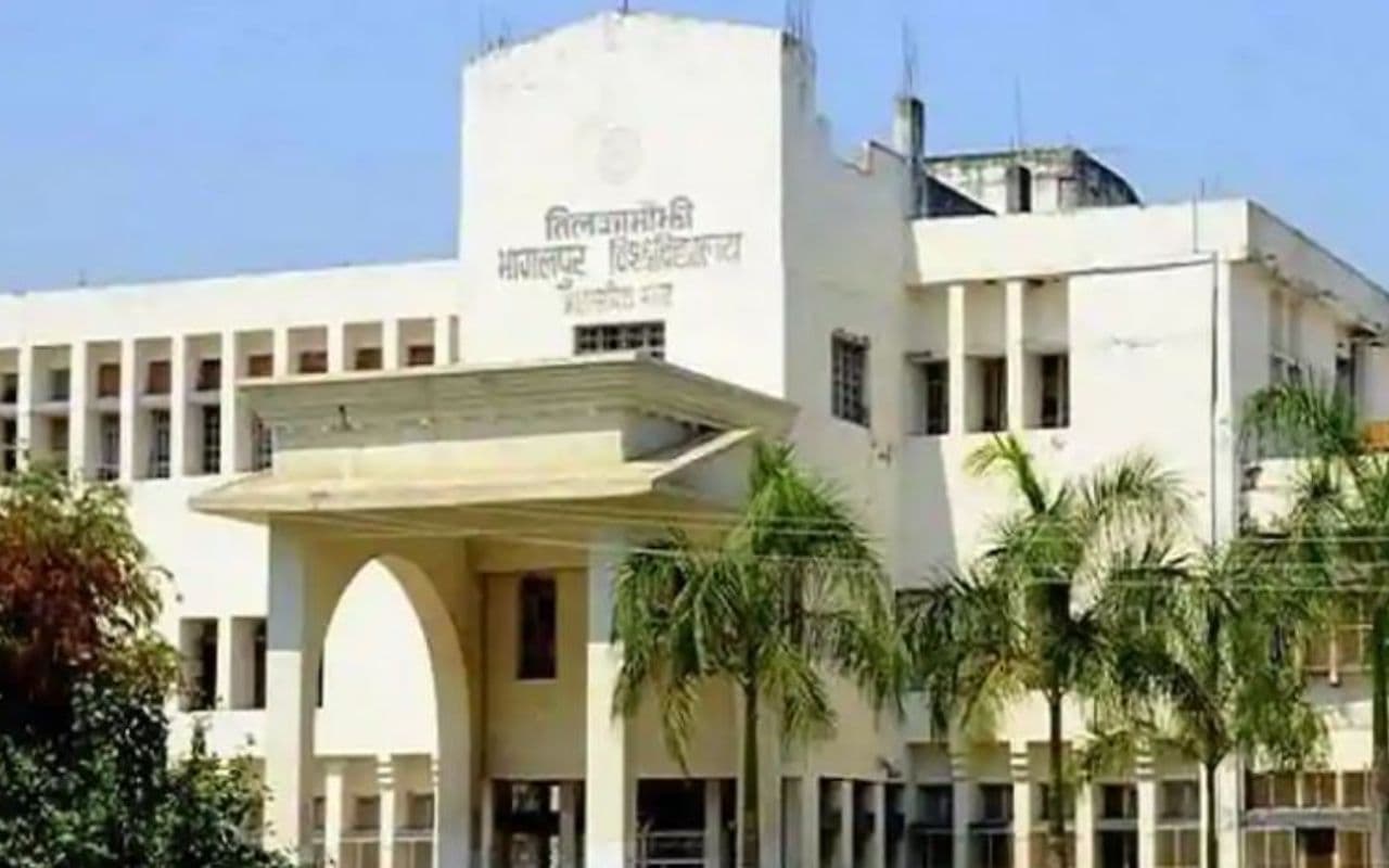 Bhagalpur News: टीएमबीयू के पूर्व रजिस्ट्रार की पिटाई मामले में चार कर्मचारी निलंबित, चैंबर में घुसकर की थी मारपीट
