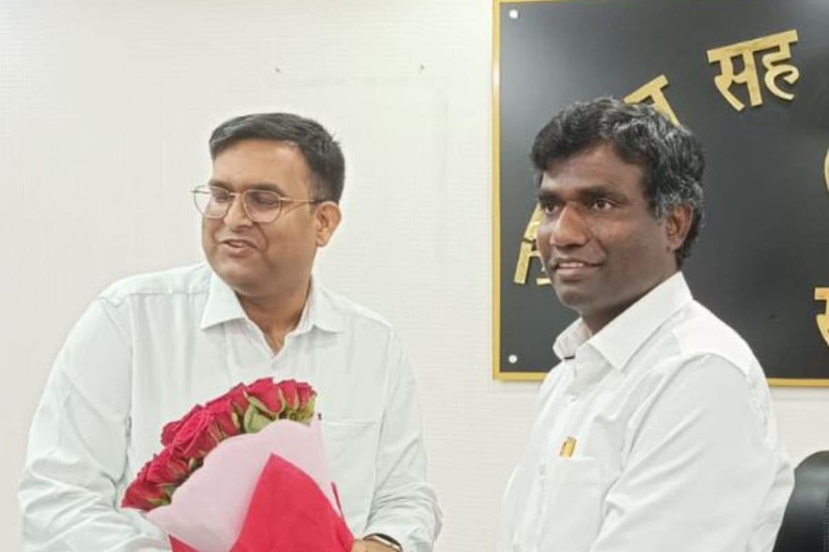 रांची के नए डीसी मंजूनाथ भजंत्री और पूर्व डीसी वरुण रंजन (दाएं से बाएं)