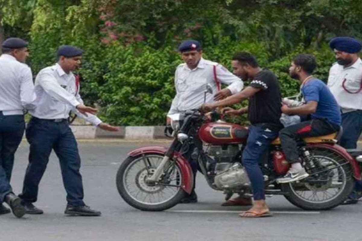 Bihar: बिना हेलमेट पहने क्रॉस किया चौराहा तो कटेगा 5000 का चालान