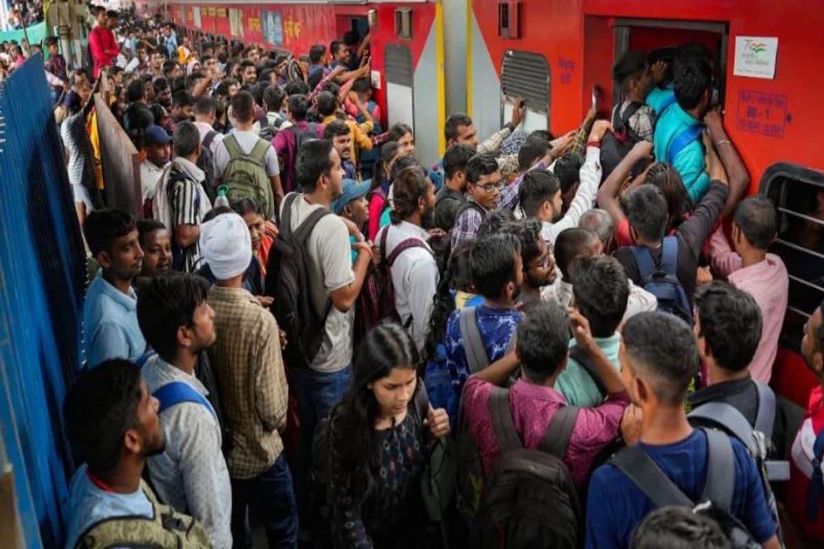 महानगरों की ओर जाने वाली ट्रेनों में उमड़ रही यात्रियों की भारी भीड़, टिकट दलालों पर पुलिस की पैनी नजर
