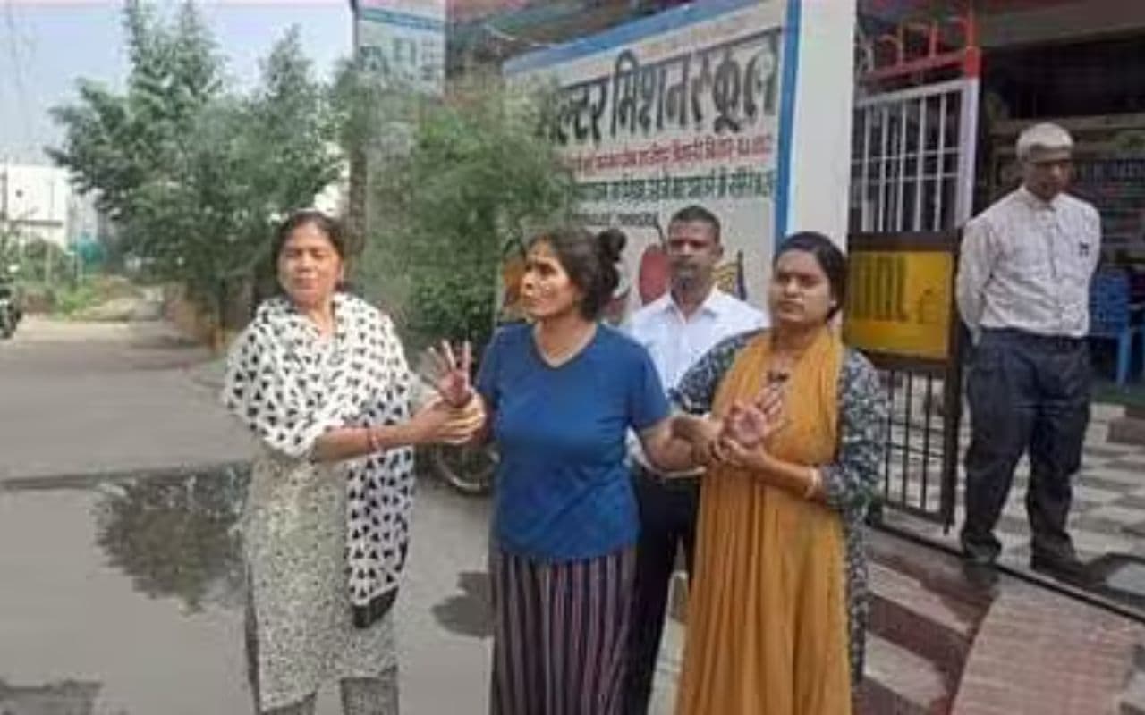 Bihar Police: रिश्वत लेते रंगेहाथ पकड़ी गई महिला दरोगा, विजिलेंस टीम से बोली-‘कुछ ले लीजिए, छोड़ दीजिए’ Bihar Police: रिश्वत लेते रंगेहाथ पकड़ी गई महिला दरोगा, विजिलेंस टीम से बोली-‘कुछ ले लीजिए, छोड़ दीजिए’