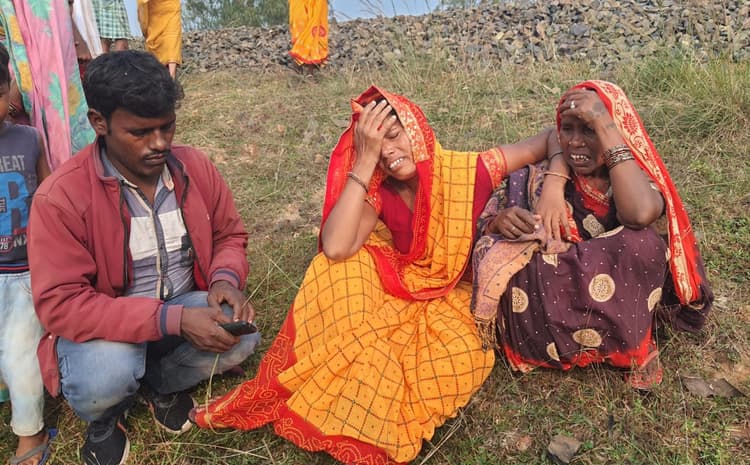 Bihar News: बांका में मासूम के साथ पटरी पर जा लेटी महिला, ट्रेन से कटकर मां-बेटे की मौत