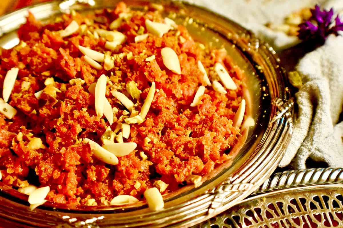 Winter Season Food: इस सर्दियां घर पर बनाएं गरमा-गर्म गाजर का हलवा, जानें विधि