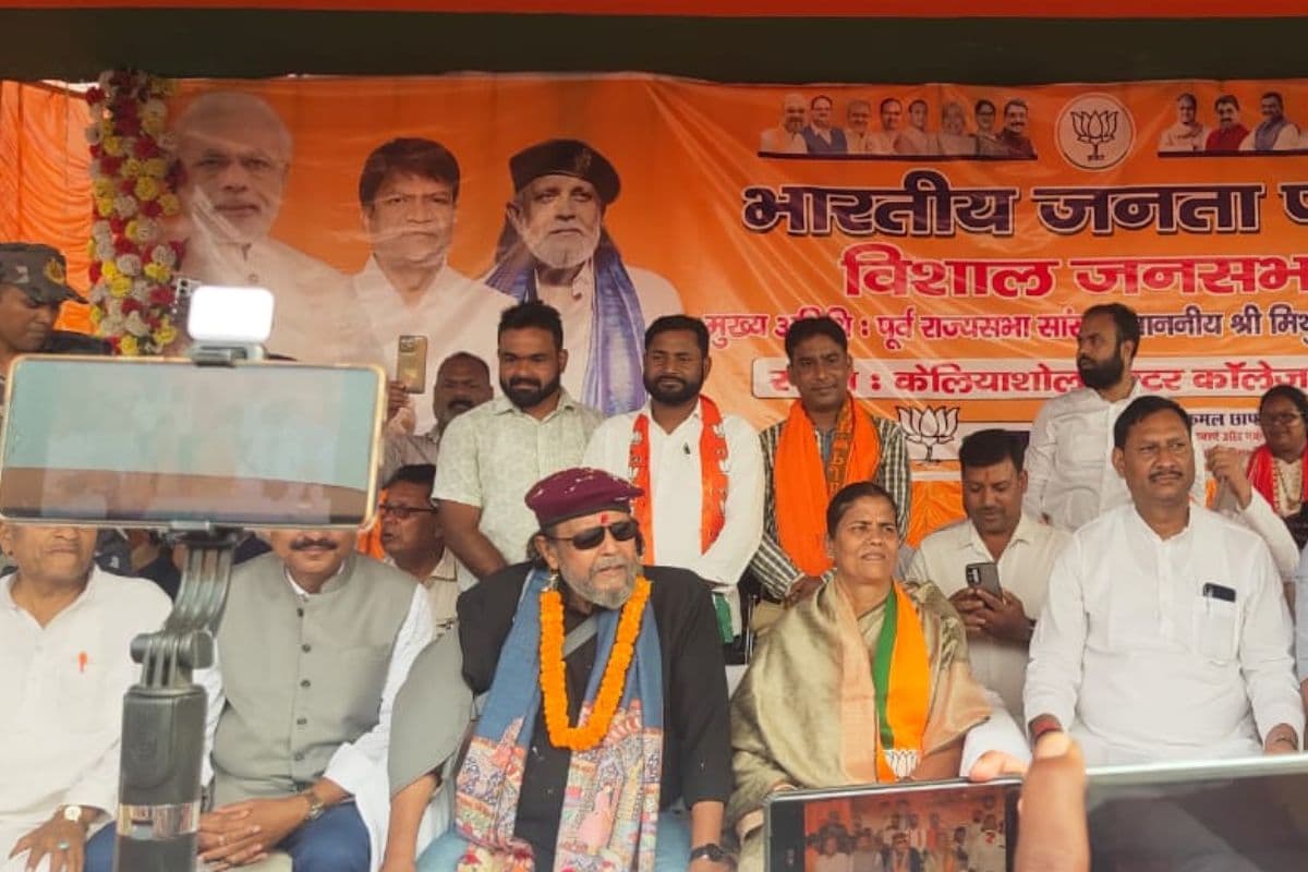 चुनाव प्रचार के लिए धनबाद पहुंचे मिथुन चक्रवर्ती का खो गया पर्स, फिल्मी गानों से लोगों का जीता दिल