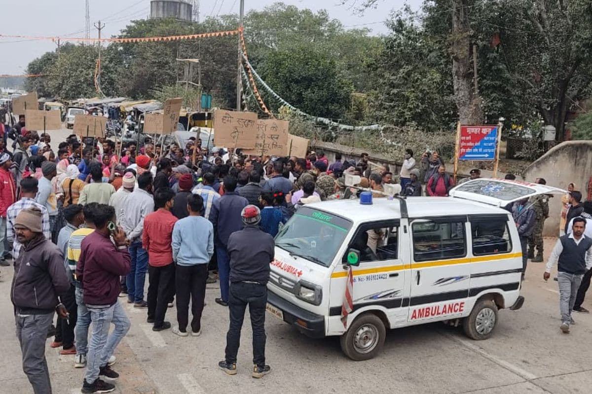एरेनियुस टोप्पो हत्याकांड: आरोपियों की गिरफ्तारी की मांग को लेकर मांडर NH-74 मार्ग जाम, वाहनों की लगी लंबी कतार