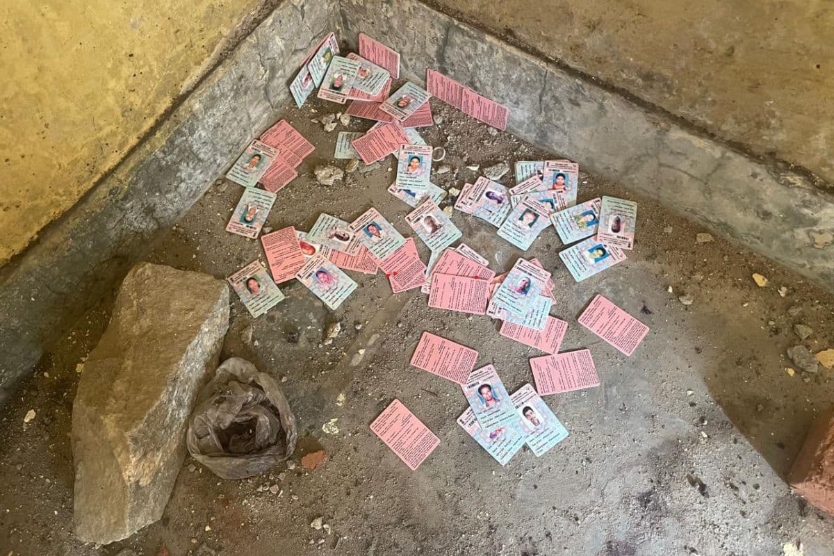 Jharkhand Chuanv 2024: दूसरे चरण के मतदान से पहले बुंडू में फेंके मिले वोटर कार्ड, SDM बोले- दोषियों पर होगी कार्रवाई