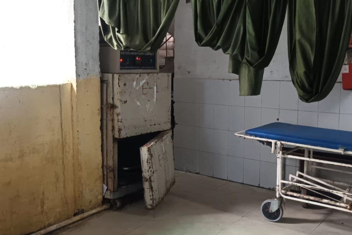 धनबाद के सबसे बड़े अस्पताल में अव्यवस्था का आलम: इमरजेंसी में रखा फ्रीजर खराब, शव के सड़ने से जीना हुआ मुहाल