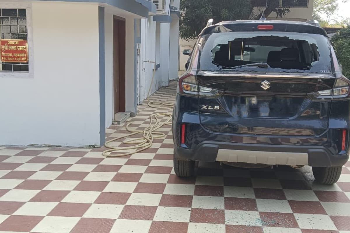 Jharkhand News: अंबा प्रसाद की गाड़ी का कांच टूटा, पूर्व विधायक ने लगाया बड़ा आरोप