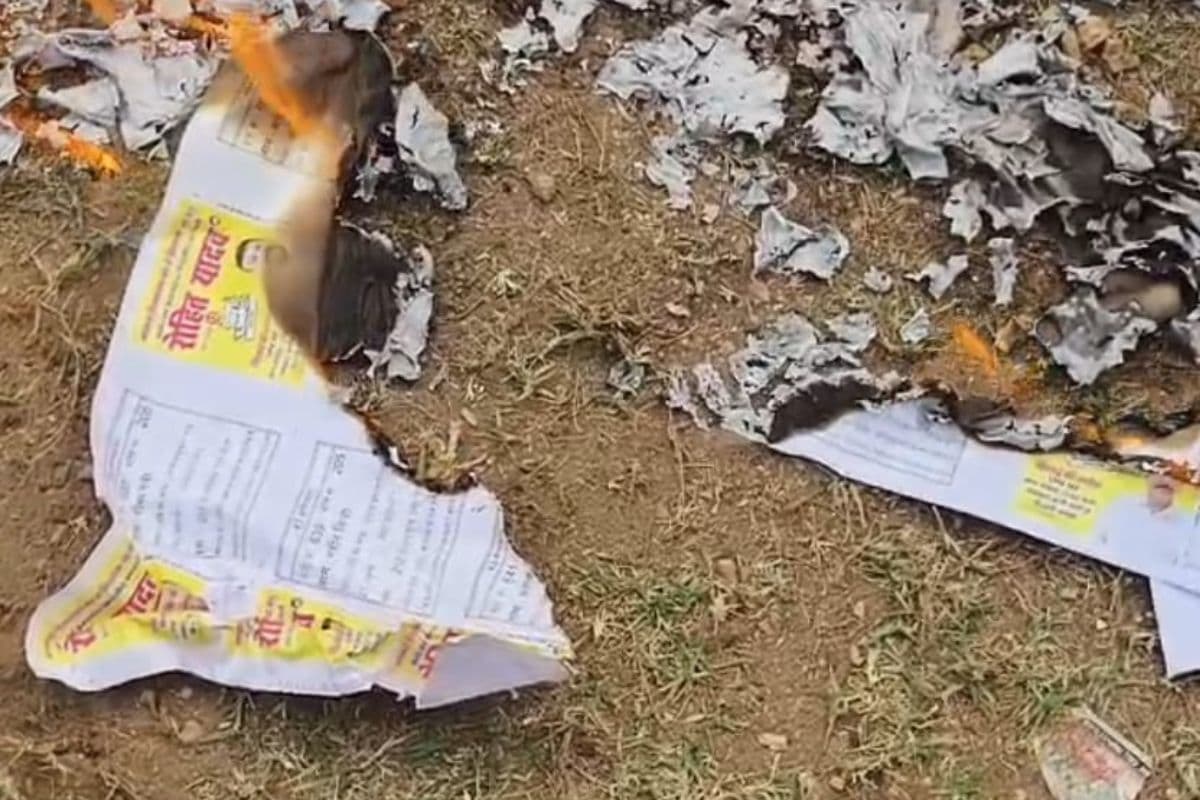 बाघमारा में उम्मीदवार की पर्ची जलाई, भाजपा और निर्दलीय प्रत्याशियों के समर्थकों में झड़प, देखें Video