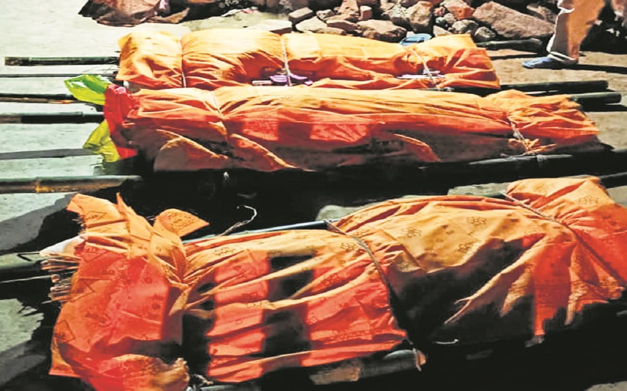 बिहार के बांका में मां-पिता और बेटे की एकसाथ उठी अर्थी, ग्रुप लोन लेकर उजड़ गया हंसता-खेलता परिवार