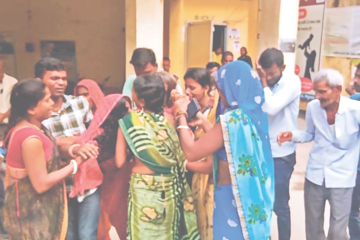 Bihar News: शौचालय की टंकी में गिरे पति को बचाने में पत्नी भी गिरी, दम घुटने से हो गई दोनों की मौत