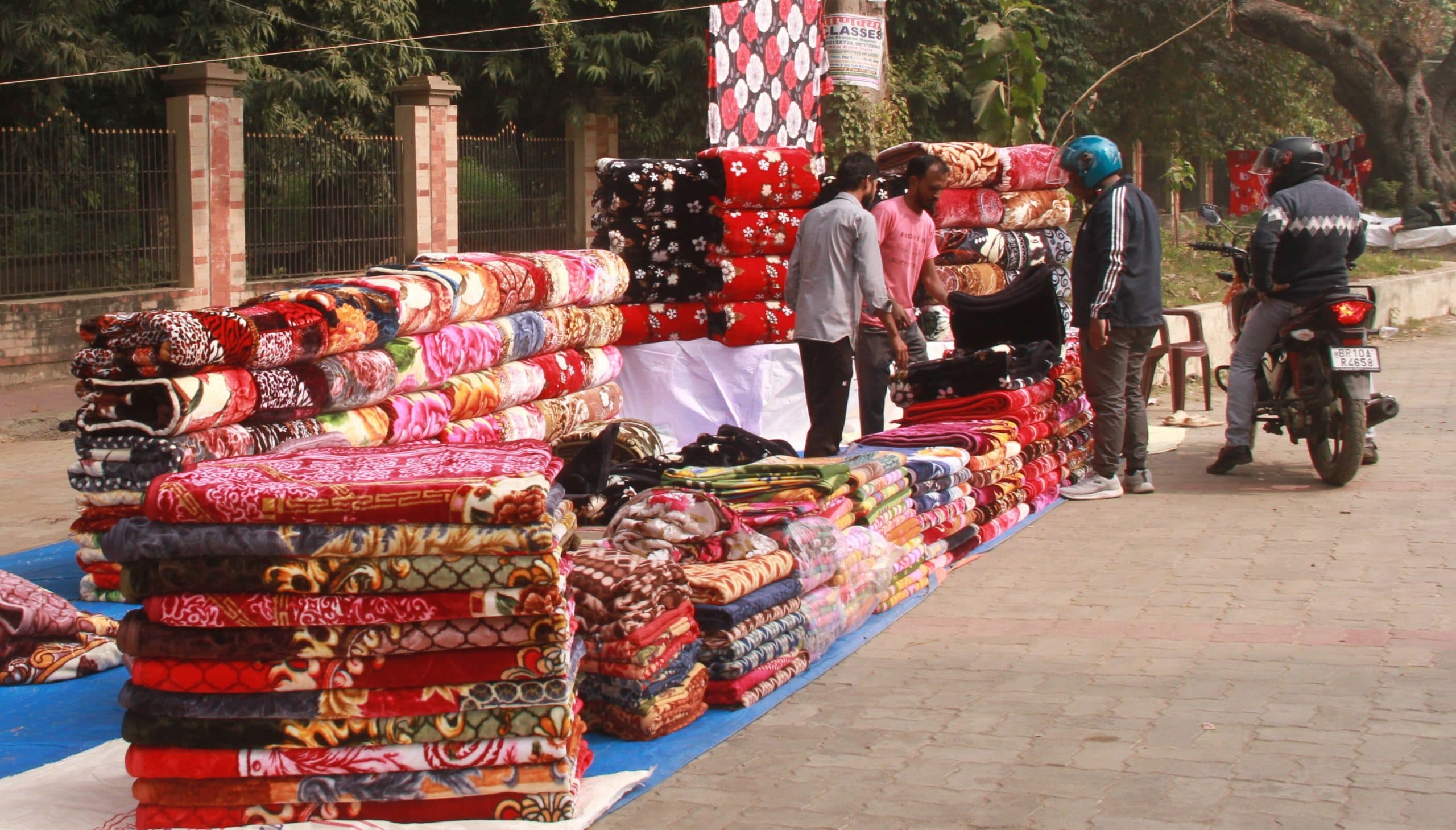 Bhagalpur News: ठंड की दस्तक के साथ हिमाचल और तिब्बत के दुकानदारों ने लगाया बाजार, चाइनीज कंबल और जयपुरी रजाई की अधिक डिमांड