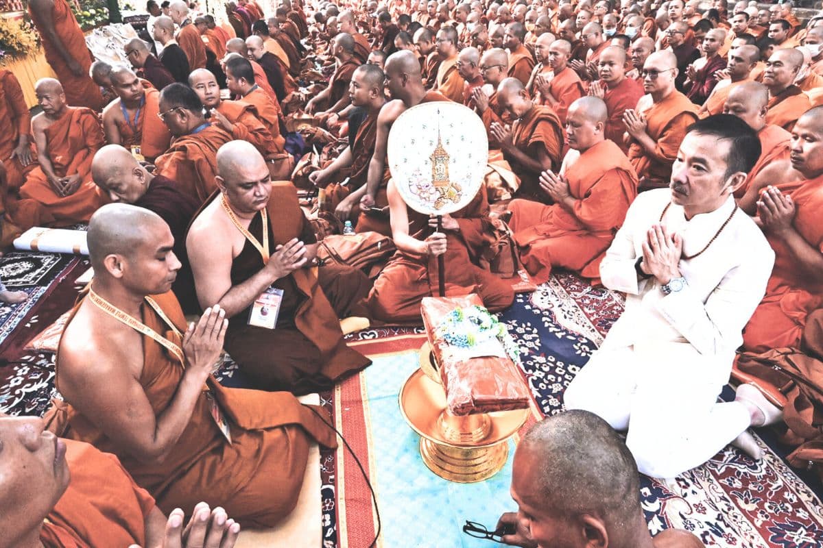 Bodh Gaya: बोधिवृक्ष की छांव तले 700 भिक्षुओं को मिला चीवरदान, विश्व शांति के लिए की प्रार्थना