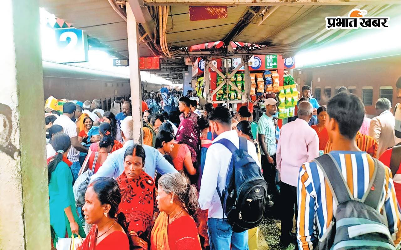 Gaya News: गया जंक्शन पर मेगा ब्लॉक के कारण कई ट्रेनें रद्द, चाकंद स्टेशन पर भीड़ बढ़ने से यात्रियों की बढ़ी परेशानी