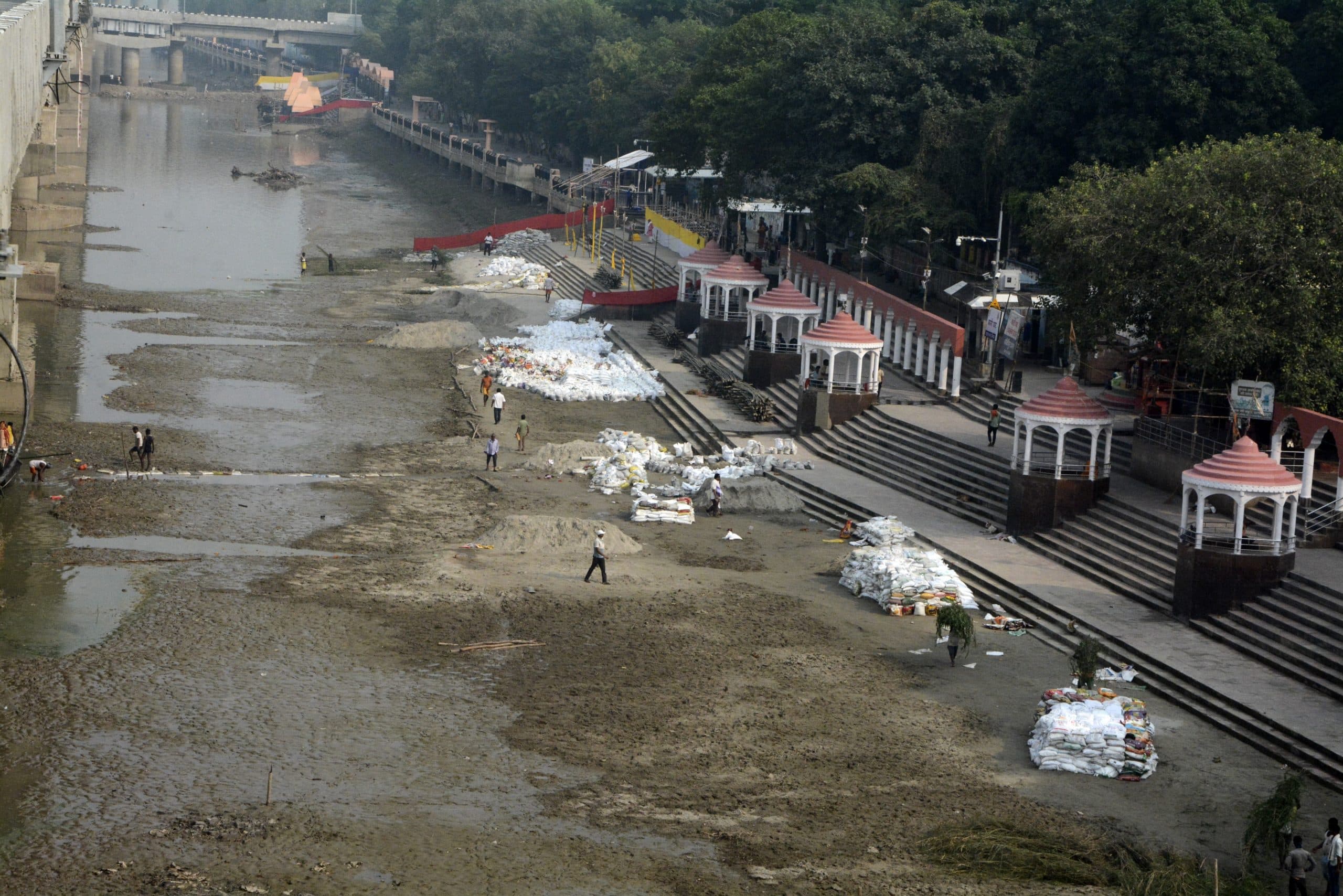 Chhath Puja: छठ पूजा को लेकर पटना के 109 घाटों पर अधिकारी कर रहे कैंप, DM ने की तैयारियों की समीक्षा