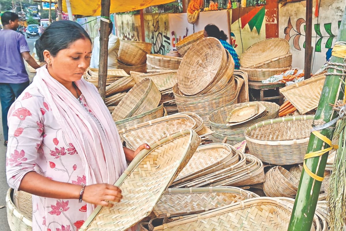 छठ महापर्व को लेकर बाजारों में बढ़ी रौनक, दउरा और सूप की खरीदारी शुरू, जानें सामानों के दाम
