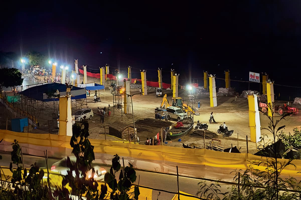 Chhath Puja: पटना में दिखने लगी छठ की छठा, घाटों पर हो रही तैयारियों की देखें तस्वीरें