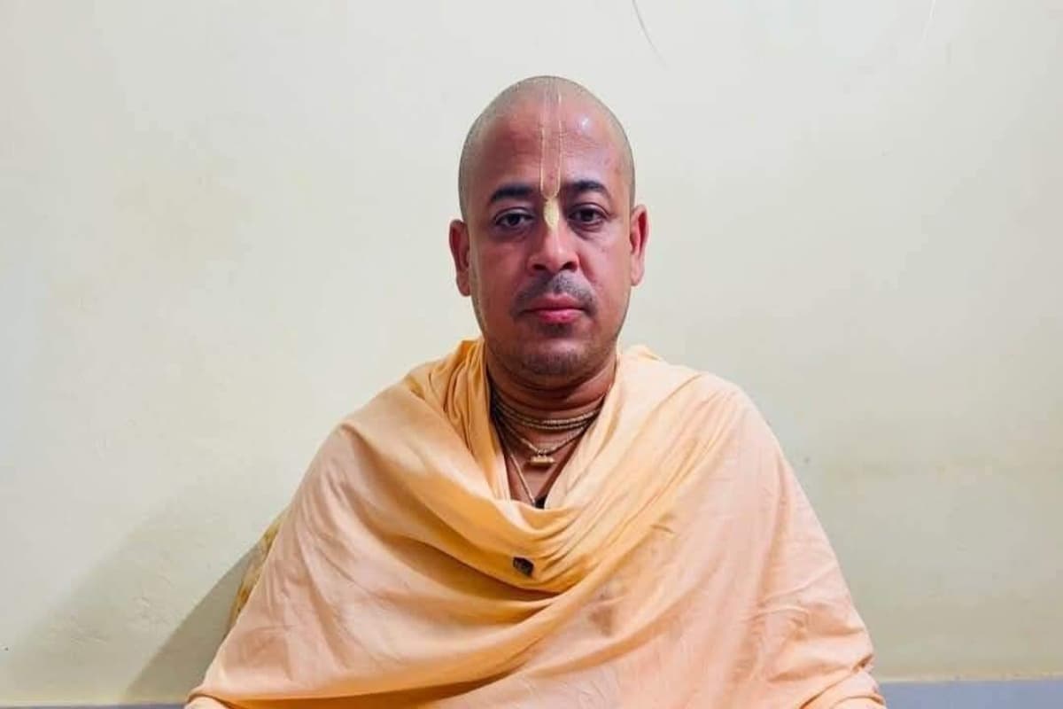 Bangladesh News: हिंदुओं के खिलाफ बांग्लादेश में नहीं थम रहा अत्याचार, अब चिन्मय कृष्ण दास प्रभु को किया गया गिरफ्तार
