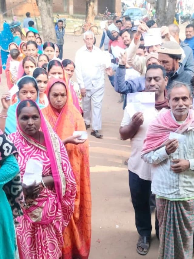 Jharkhand 2nd Phase Election: संताल परगना में बंपर वोटिंग, देखें तस्वीरें